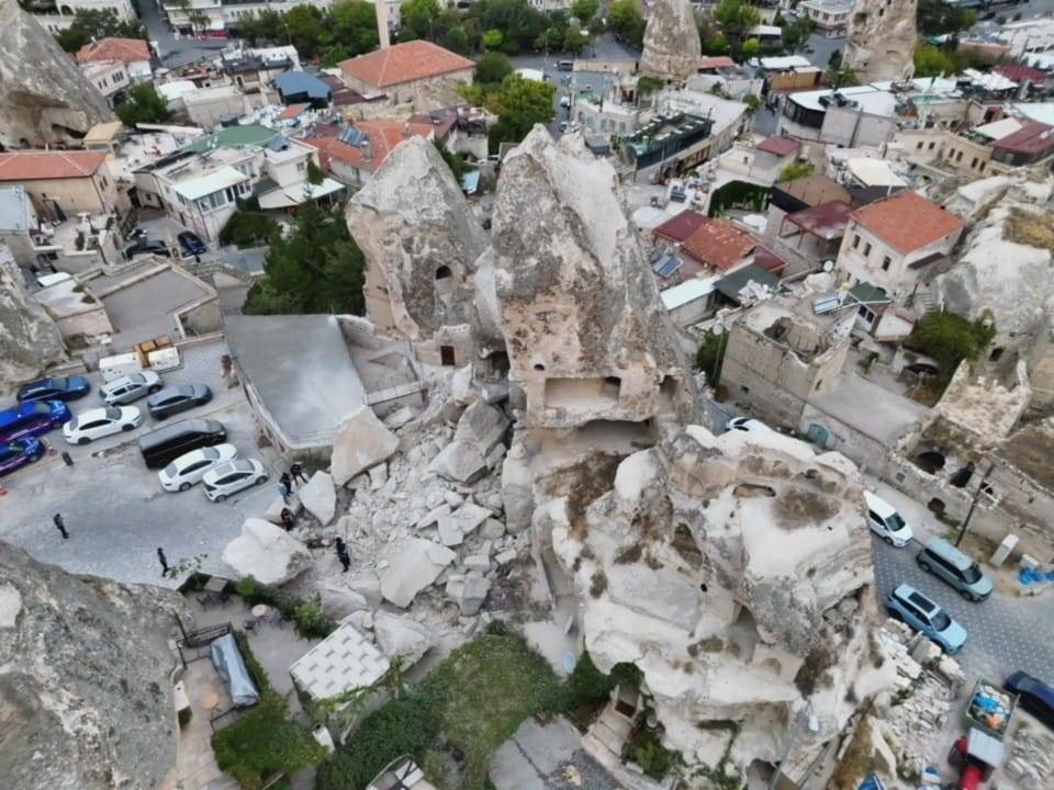 Kapadokya'da milyonlarca yıllık peribacası yıkıldı 19